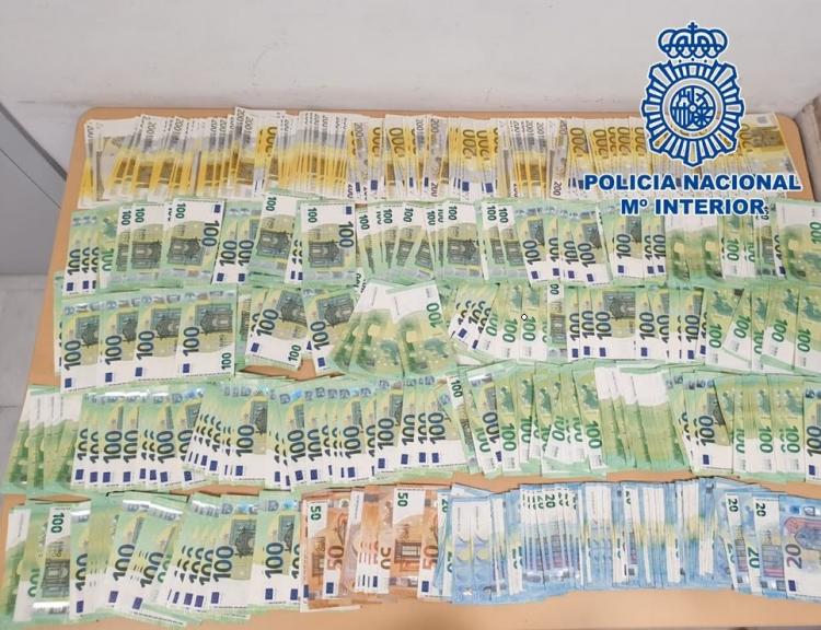 Dinero requisado, en billetes de 100 y 200 euros, principalmente Dinero requisado, en billetes de 100 y 200 euros, principalmente.