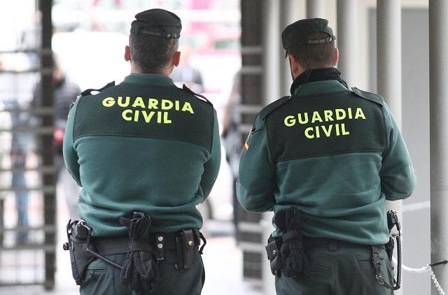 Dos agentes de la Guardia Civil en una imagen de archivo Dos agentes de la Guardia Civil en una imagen de archivo.