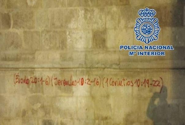 Referencias a versículos bíblicos pintados en la pared de la Catedral.