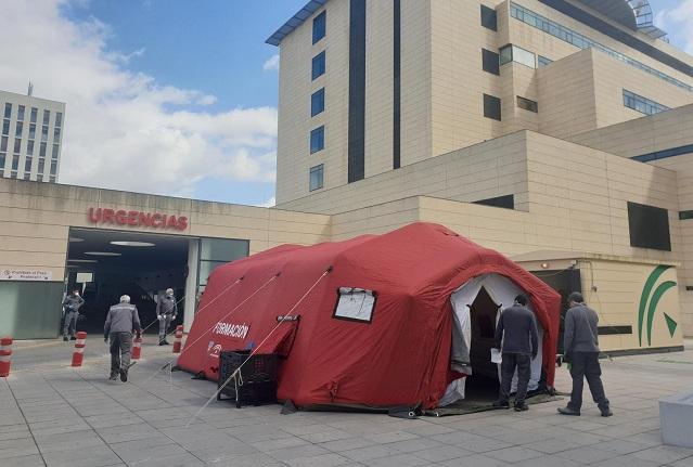 Carpa instalada frente a las Urgencias del PTS. 