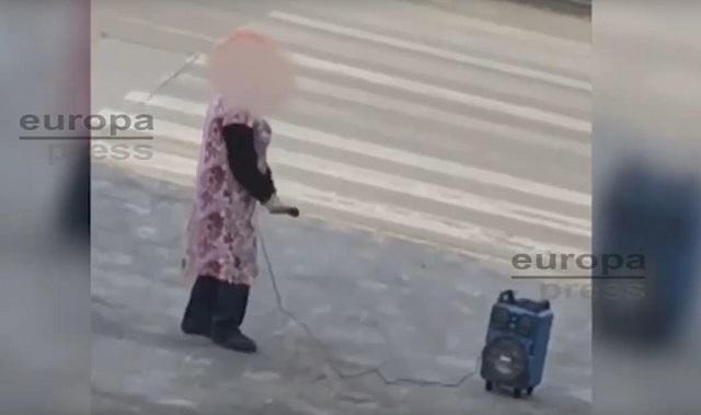Captura de un vídeo que recoge al individuo, con micrófono y altavoz Captura de un vídeo que recoge al individuo, con micrófono y altavoz.