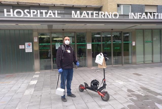 Uno de los repartidores de las medicinas, en la puerta del hospital. 