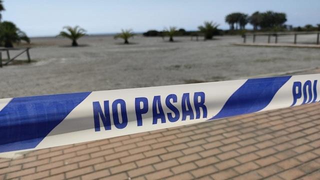 Banda que señala la prohibición de acceso a la playa.