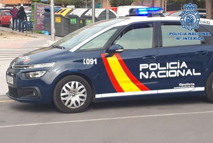 Vehículo policial en una calle de Granada. 
