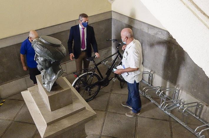 Aparcamiento para bicis instalado dentro del Ayuntamiento Aparcamiento para bicis instalado dentro del Ayuntamiento.