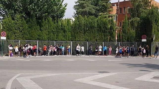 Escolares de Ambroz, en la parada del autobús, el pasado lunes. 