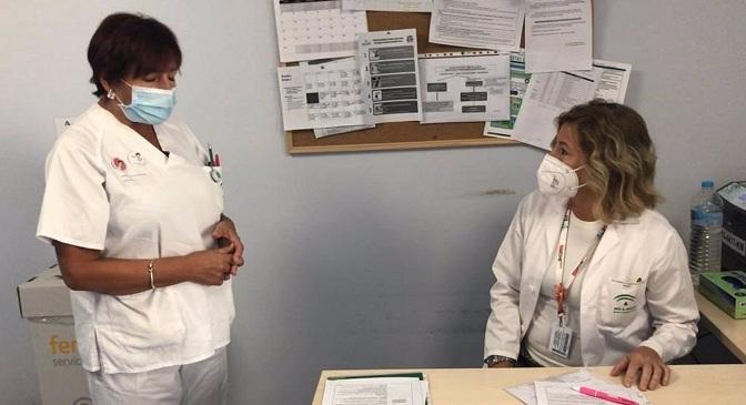 Consulta de cáncer de mama Personal médico en una consulta de cáncer de mama.