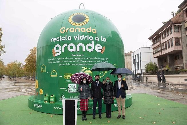 Contenedor de vidrio gigante entre el paseo del Salón y la Bomba. 