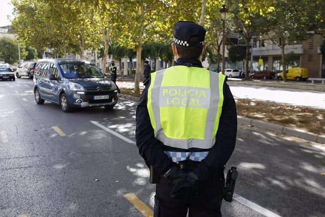 Un agente en tareas de vigilancia. 