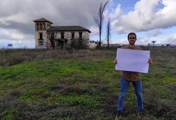 Uno de los investigadores, con la Casería de los Cipreses al fondo. 