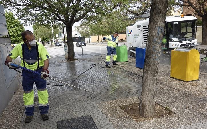 Personal de Inagra limpia con agua las semillas caídas en el suelo. 