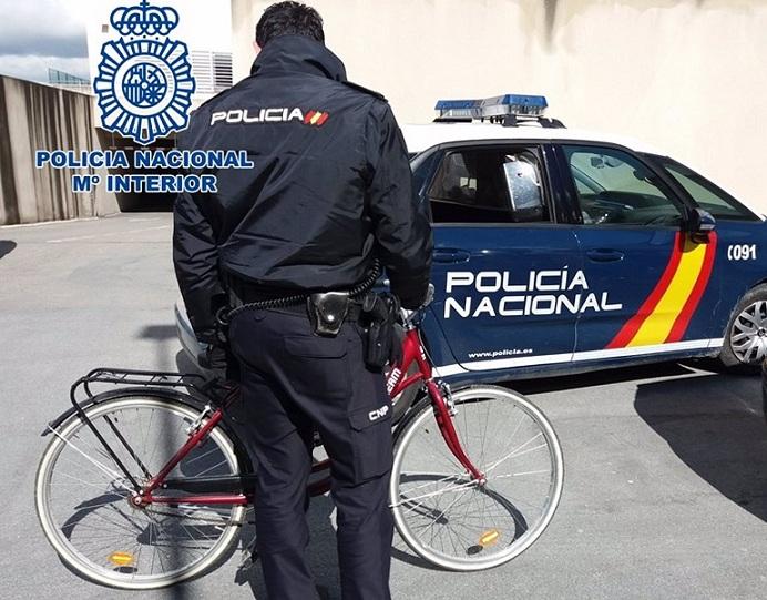 Un agente, con la bici recuperada. 