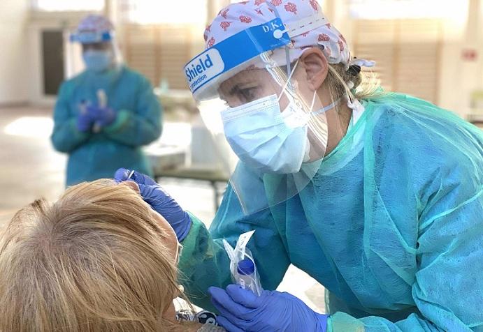 Un sanitario realiza una prueba PCR Un sanitario realiza una prueba PCR.