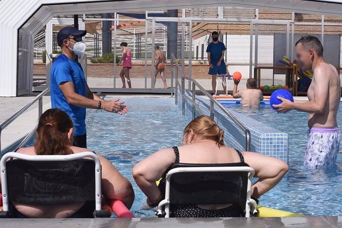 Usuarios de tres centros disfrutarán la piscina, ubicada en el complejo de Armilla. 