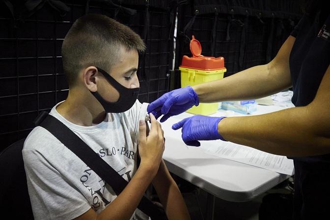 Un niño de 12 años recibe la vacuna contra el coronavirus. 