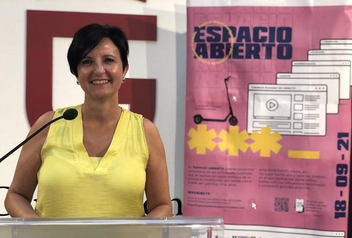 Mercedes Garzón presenta la feria juvenil. 