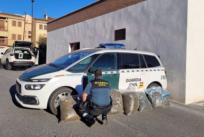 Un agente, con las bolsas de marihuana que llevaba el todoterreno. 