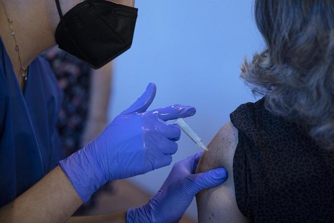 Una mujer recibe una vacuna contra el covid.
