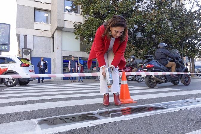 Raquel Ruz, en un paso de peatones con el mensaje de la campaña. 