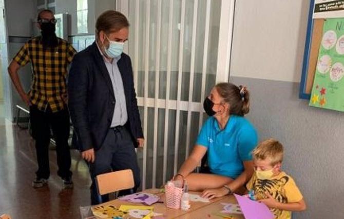 El concejal Jacobo Calvo, en una de las escuelas municipales. 