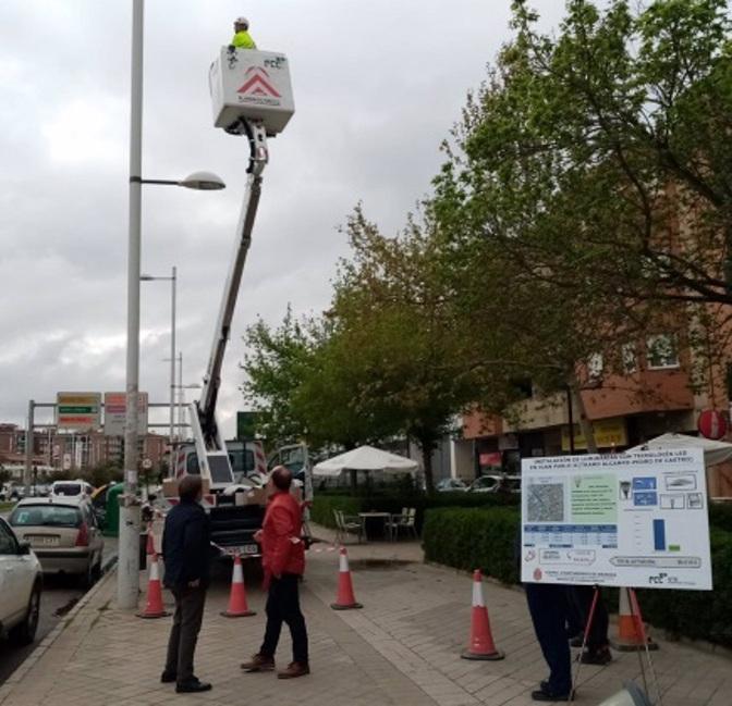 Instalación de luces led en la Avenida Juan Pablo II. 