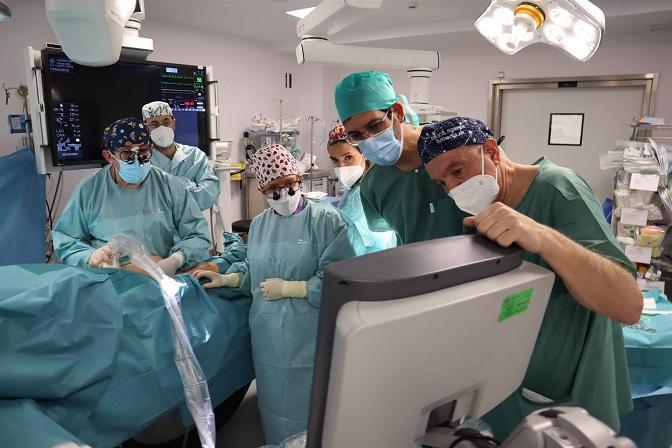 Cirujanos vasculares comprueban el implante.