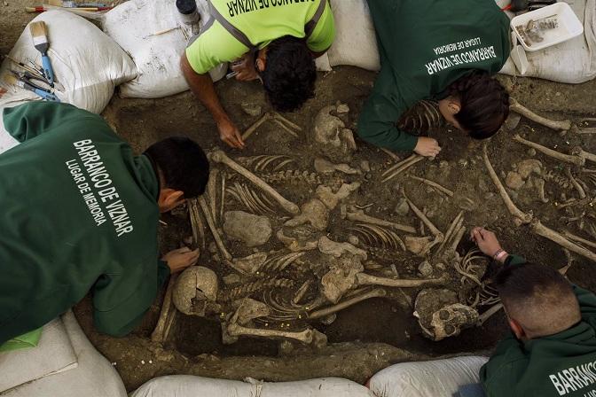 Exhumación de una de las fosas comunes en el barranco de Víznar. 