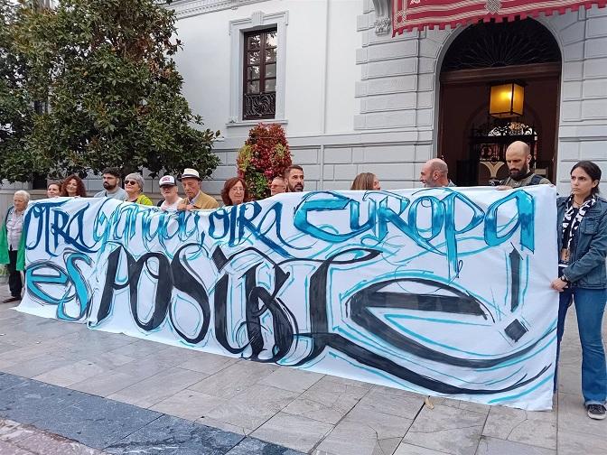 Pancarta con el lema 'Otra Granada, otra Europa es posible'.