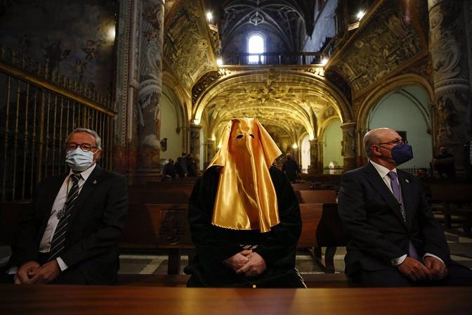 Un preso, vestido de cortejo, es liberado por la hermandad de la virgen de la Soledad de San Jerónimo y Descendimiento de Jesús en 2021.