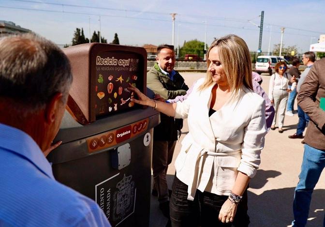 La alcaldesa, junto a uno de los contenedores marrones colocados en La Chana. 