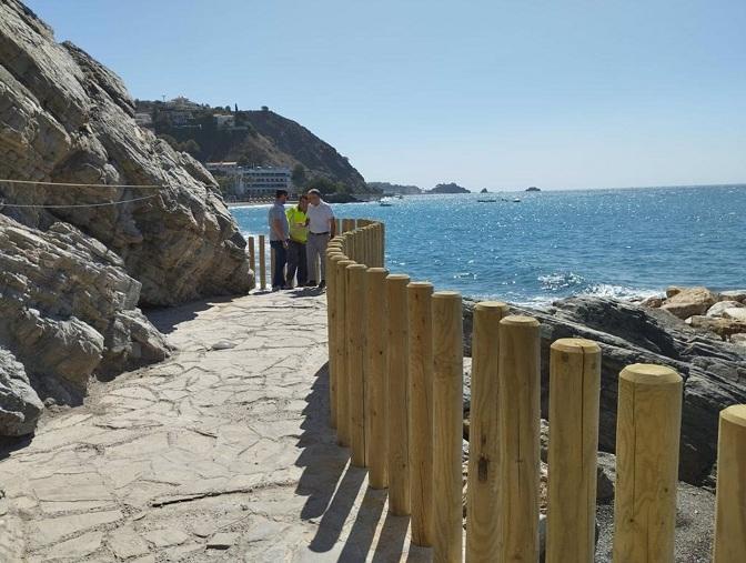 Acceso peatonal a la playa de El Muerto, en Almuñécar.