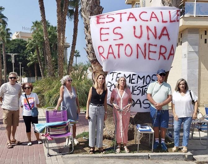 Vecinos encadenados a una palmera durante su protesta.