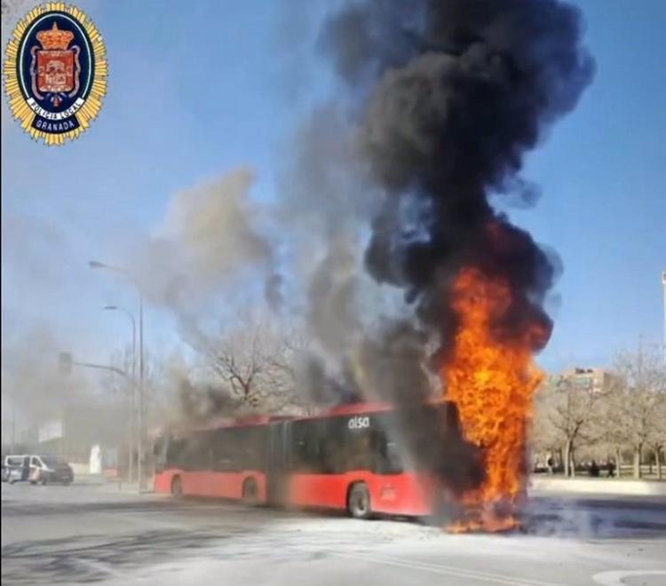 El autobús, en llamas, en el Camino de Alfacar.