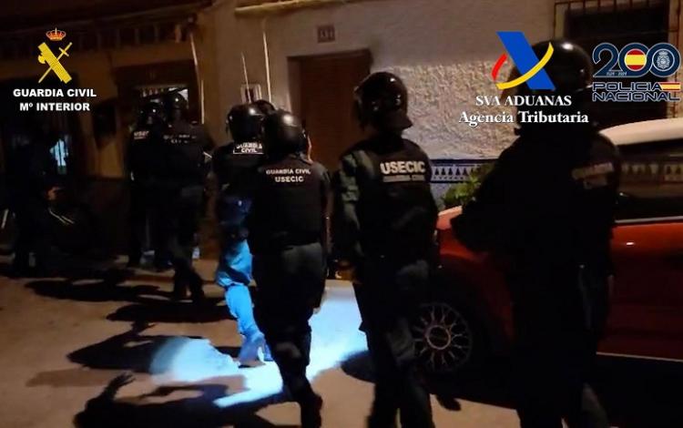 Agentes se disponen a entrar en una vivienda durante la operación.