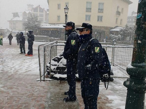 Policías de la Junta en Pradollano, durante la campaña de esquí. 