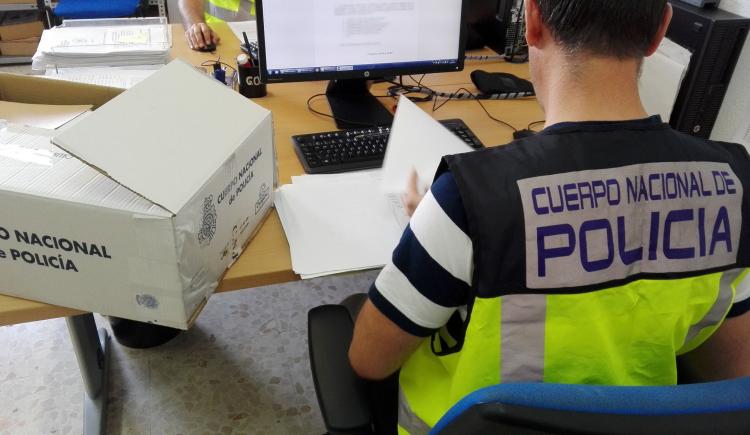 Además de los detenidos, la Policía investiga a más de 200 personas que se han beneficiado de los documentos. Además de los detenidos, la Policía investiga a más de 200 personas que se han beneficiado de los documentos.