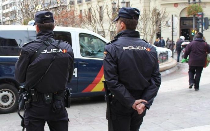 Agentes de la Policía Nacional en Puerta Real.