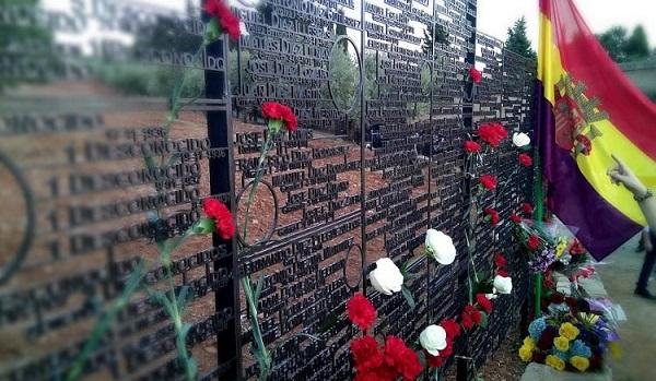 Imagen del Memorial a las víctimas del franquismo en las tapias del cementerio.