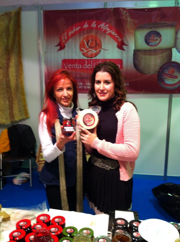 Las productoras, con uno de los quesos premiados. Las productoras, con uno de los quesos premiados.