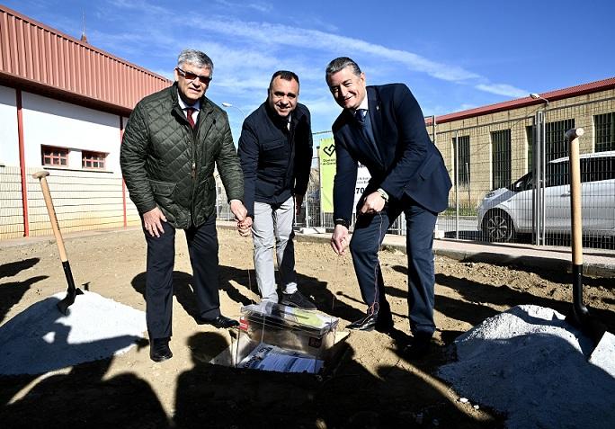 De izq. a dcha., Jesús Lorente, Francis Rodríguez y Antonio Sanz ponen la primera piedra de las obras. 