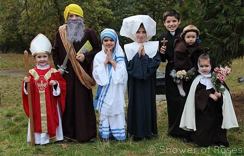Niños disfrazados de santos.