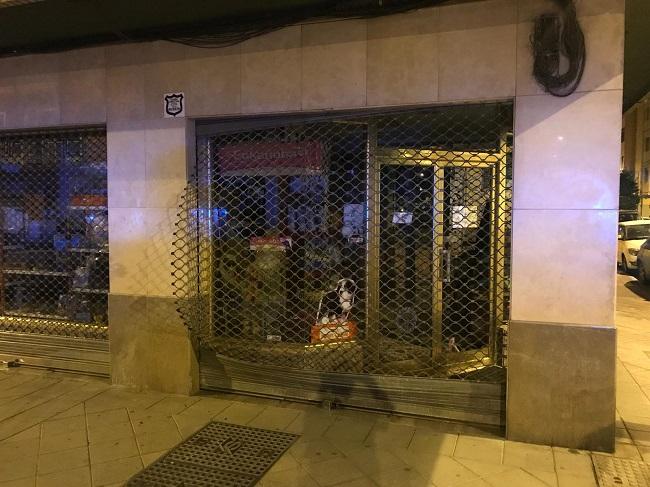 Imagen de la tienda con la persiana reventada.