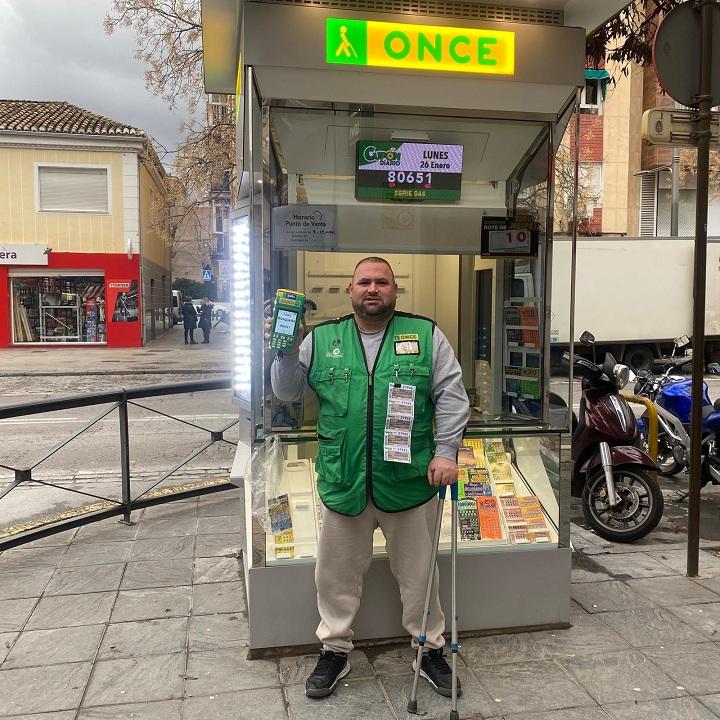Francisco Manuel Jiménez, en su quiosco de la Avenida de Dílar.