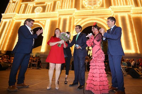 Estela Caraballo, con el alcalde y los concejales, tras encender el alumbrado del ferial del Corpus.