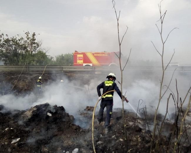 Bomberos de Almuñécar en la intervención de Torrenueva Costa, junto a la 340.