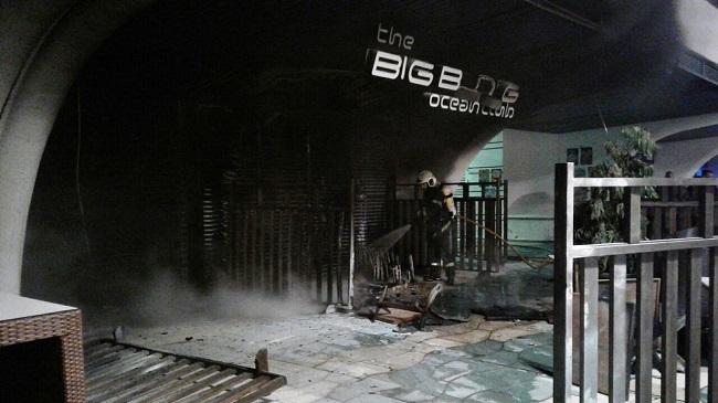 Un bombero se emplea en el incendio de esta madrugada. Un bombero se emplea en el incendio de esta madrugada.