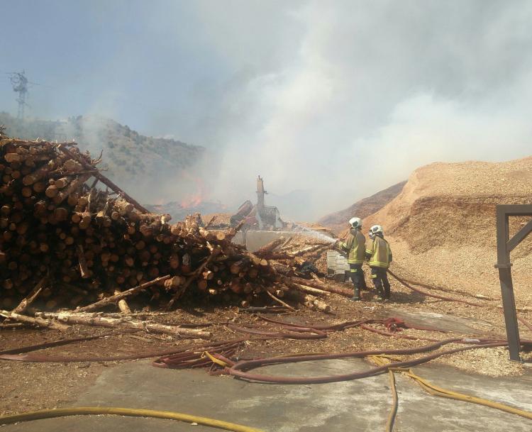 Los Bomberos trabajan en la extinción del fuego.