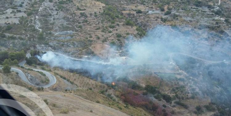 Imagen tomada por los medios aéreos del fuego en un paraje de Lújar.
