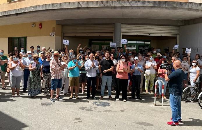 Protesta a las puertas del centro de salud de Fuente Vaqueros.