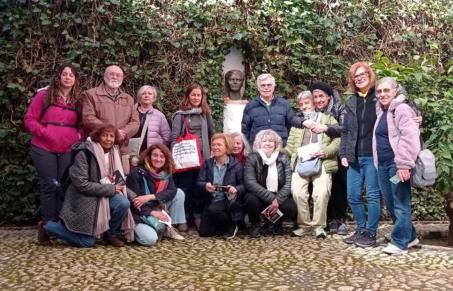Los participantes en la Ruta Lorca-Saramago, en la casa museo de Fuente Vaqueros, donde nació el poeta.